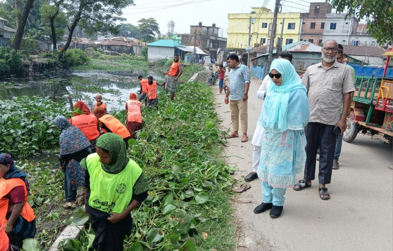 চরফ্যাশনে জলাবদ্ধতা নিরসন ও ডেঙ্গু প্রতিরোধে খাল পরিষ্কার