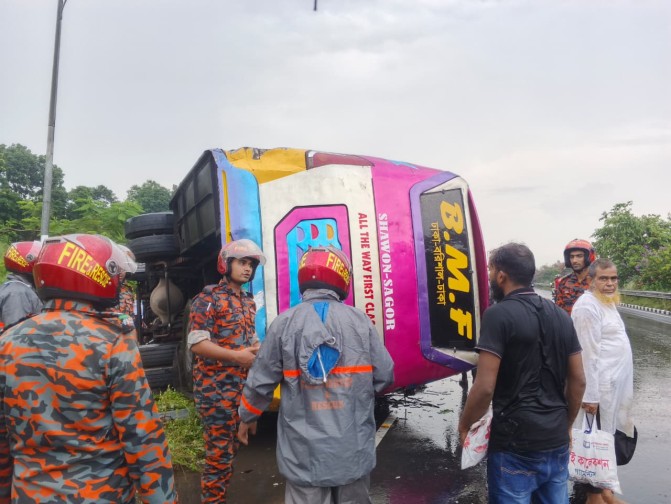 ঢাকা-মাওয়া এক্সপ্রেসওয়েতে নিয়ন্ত্রণ হারিয়ে বাস উল্টে আহত যাত্রী