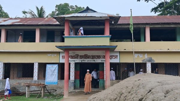 অবসরের পরও অধ্যক্ষের চেয়ারে বসে হাজিরা