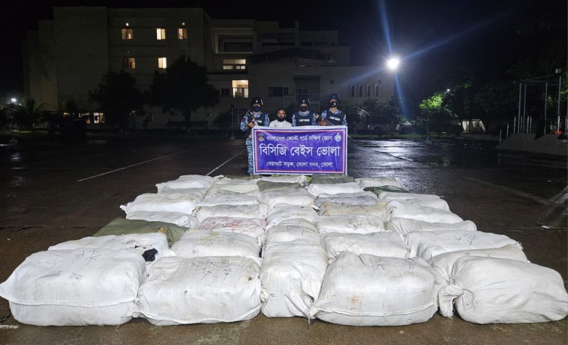 ভোলায় কোস্ট গার্ডের পৃথক অভিযানে নিষিদ্ধ পলিথিন ও কারেন্ট জাল জব্দ
