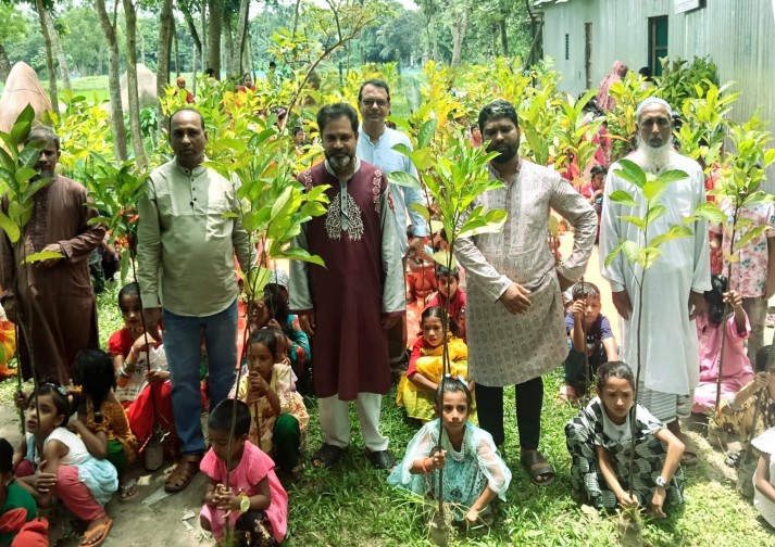 ঈশ্বরগঞ্জে শিক্ষার্থীদের মাঝে ফলদ গাছের চারা বিতরণ