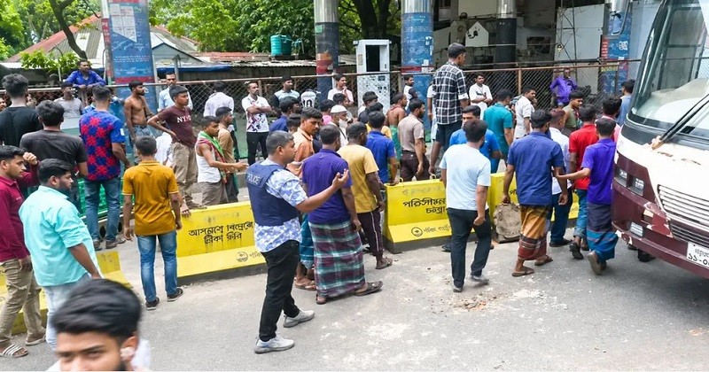 গ্যাস না পেয়ে কদমতলীতে সড়ক অবরোধ, অটোরিকশাচালকদের বিক্ষোভ