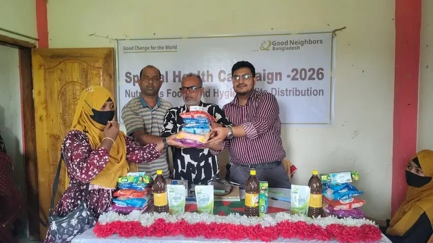 কলাপাড়ায় গুড নেইবার্স বাংলাদেশের স্বাস্থ্যসেবা ক্যাম্প, খাদ্যসামগ্রী বিতরণ