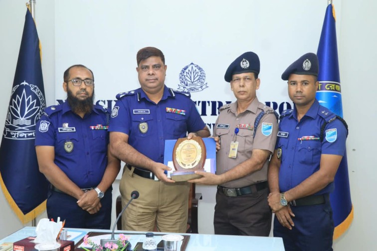 পুলিশ মেধাবৃত্তি পেলেন মাহাজাবিন উম্মি তোরসা